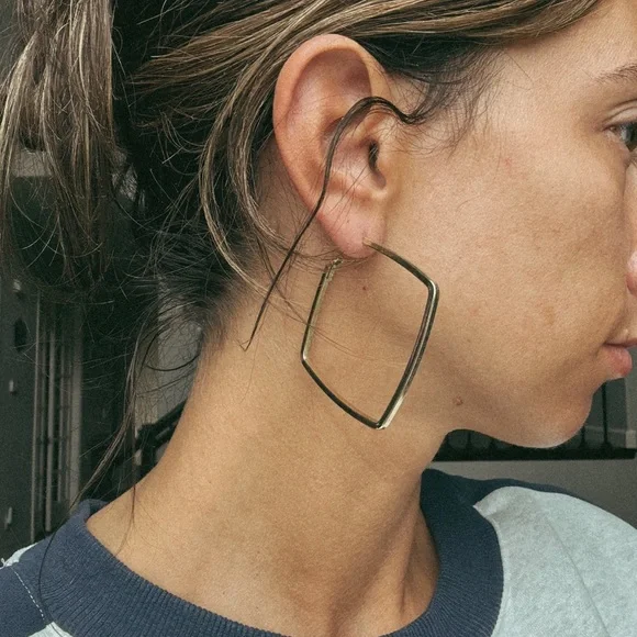 Set of 2 sizes square gold hoops - Picture 4 of 4